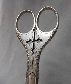 Gothic Scissors, Gothic Sewing, Pretty Scissors, Antique Scissors, Best Scissors, Vintage Scissors, Old Sewing Machines, Sewing Scissors, Gothic Design