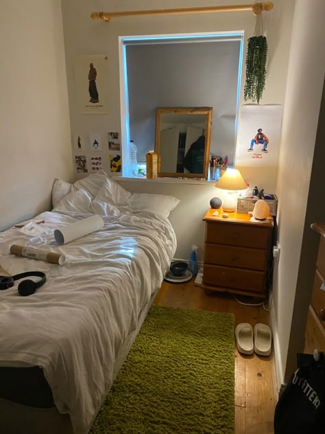 Clean Aesthetic Bedroom Decor, Small Bedroom Ideas For Students, Rugs For Small Bedrooms, Grass Rug Aesthetic, Uni Room Ideas Uk Men, Student Bedroom Ideas University, Stussy Home Decor, Uni Accommodation Aesthetic, Dorm Room Rug Ideas