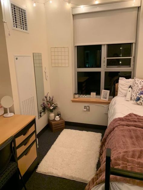 Single Bed Dorm Room, College Dorm Two Beds, Small Room Organization Bedroom Layout, Dorm Ideas Minimalist, Single Bed Dorm Room Ideas, College Dorm Room Ideas For One Person, College Dorm Room Ideas Single, Dorm Bedroom Aesthetic, Outside Dorm Door Decor