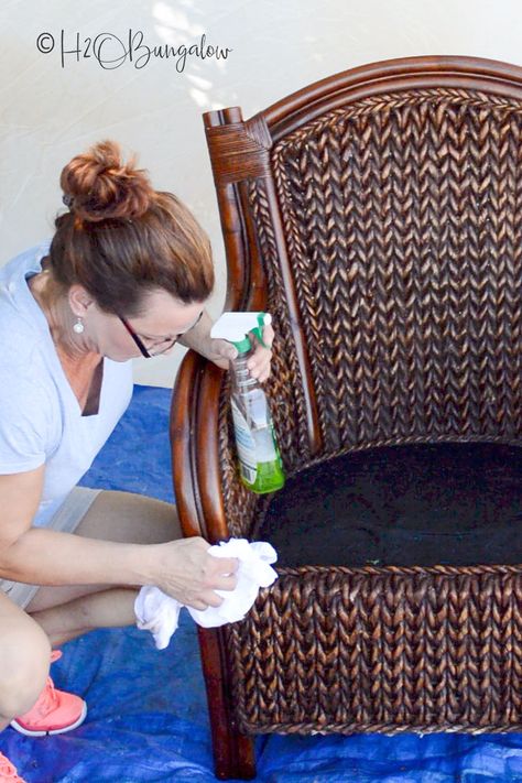 How To Paint Wicker Furniture Quickly and Easily via @h2obungalow Paint Wicker Furniture, Spray Paint Wicker, Paint Wicker, Indoor Wicker Furniture, Wicker Furniture Makeover, Painting Wicker Furniture, Old Wicker, Wicker Dresser, Wicker Couch