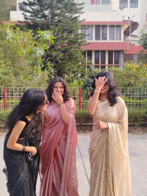 Tri Poses, Trio Saree Poses, Sarees For College Fest, Trio Friends Photo Ideas, Sister Photoshoot Poses Indian, Farewell Outfits, Bestie Poses, Saree Pose, Cute Friend Poses