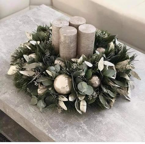 Christmas Centerpieces Table, Table Set Ideas, Dining Table Decor Christmas, Flower Arrangements Christmas, Christmas Party Table Decor, Floral Arrangements Christmas, Coffee Table Christmas Decor, Table Centerpieces Christmas, Christmas Table Set