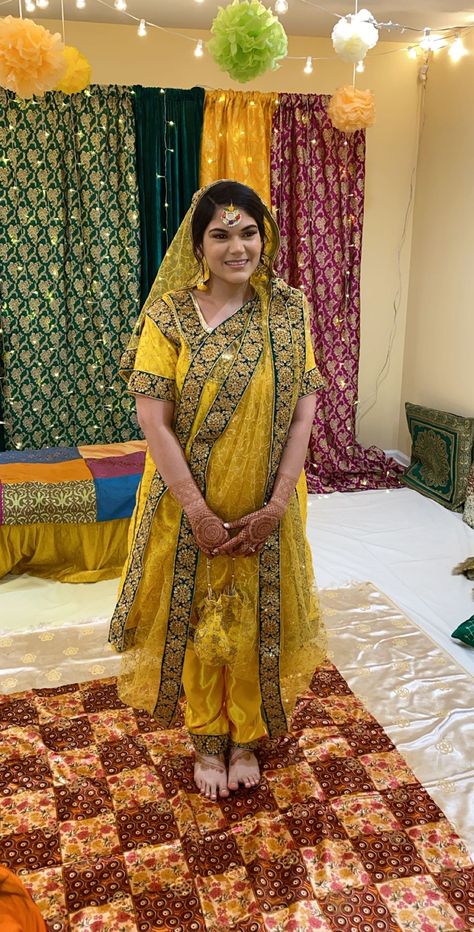 Khada Dupatta Hyderabadi Bride Manje Mayooun Yellow Green Dhulan Manje Outfits, Khada Dupatta Draping Styles, Khara Dupatta Hyderabadi, Khada Duppata Hyderabadi, Sanchak Dresses Brides, Hyderabadi Dress, Sanchak Dresses, Khada Dupatta Hyderabadi, Hyderabadi Bride