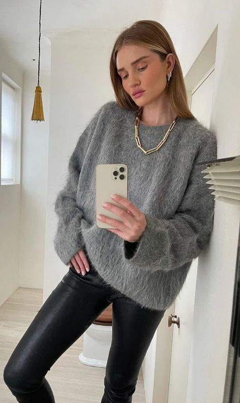 Rosie Huntington-Whiteley - Grey Melange Biella Alpaca Blend Sweater - Totême – The Nines January Style, October Mood, Inspirational Outfits, Oversized White Shirt, Knitwear Trends, Look Adidas, Leggings Outfits, Estilo Indie, Fashion Dictionary