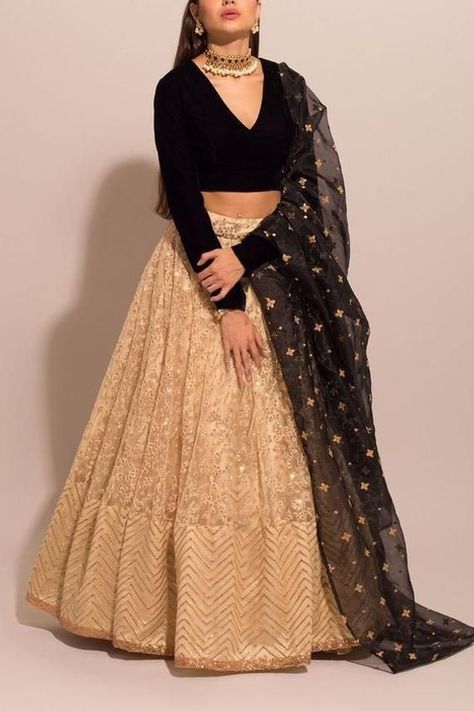 Black And Gold Lehenga, Orang India, Gold Lehenga, Black Lehenga, Indian Outfits Lehenga, Lehnga Dress, Gaun Fashion, Net Lehenga, Choli Designs