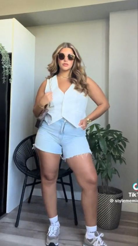 Italy Aesthetic Outfit Plus Size, Outdoor Day Party Outfit, Minimalist Style Outfits Curvy, Plus Outfit Ideas Summer, Medium Body Type Outfits Summer, Jean Shorts Curvy, Workout Work Outfits, Trendy Mom Aesthetic, Curvy Aesthetic Outfits Summer