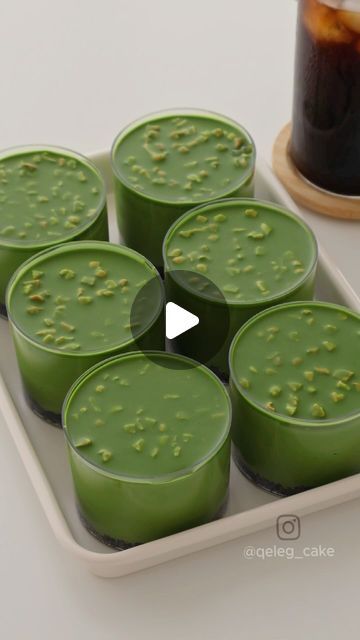 QELEG | silicone-mold on Instagram: "🍵🍃Matcha Crispy Cheese cake😋✨

Oreo crumbs 100g
melted butter 50g

1、Stir well Oreo crumbs and melted butter
2、Evenly divide into 6 portions and spread at the bottom of the cups
3、Freeze for 15 minutes

Making the matcha cheesecake 

Softened cream cheese 240g
Caster sugar 30g
Matcha powder 15g
70°C hot milk 70g
heavy cream 300g

1、Mix softened cream cheese and Caster sugar until smooth
2、Add heavy cream，whip until smooth
3、Stir matcha powder and hot milk until no lumps，pour into the cheese mixture, mix well

60°C warm milk 50g
Gelatin sheets soaked in cold water 10g

1、Stir until the gelatin sheets melt，pour into the cheese mixture, mix well
2、Pour into cups, refrigerate for 4 hours until set
3、Pour matcha crispy layer until set

#matcha#asmr #asmrf Strawberry Matcha Cheesecake, Mini Matcha Cheesecake, Matcha Custard, Matcha Souffle Cheesecake, Sweet Matcha, Matcha Cheesecake, Matcha Dessert Japanese Sweets, Matcha Cake, Crispy Cheese