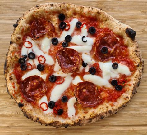 Pizza Diavola Neapolitan Pizza Dough Recipe, Margherita Recipe, Authentic Pizza, Pizza Sauce Recipe, Olive Relish, Outdoor Oven, Pizza Recipes Homemade, Italian Pizza, Delicious Pizza