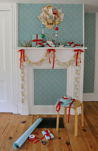 so charming! Christmas Mantels, Natal, Paper Chain, Christmas Cocktail, Christmas Mantel, Paper Chains, Christmas Mantle, Mantel Decorations, Mantle Decor