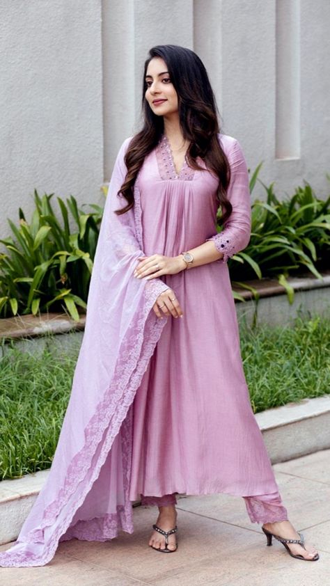 Latest Churidar Designs Party Wear, New Model Anarkali Dresses, Aline Kurti Neck Design, Aline Kurta Designs, Churidhar Hand Designs Pattern, Churidar Neck Designs Latest Fashion, Partywear Kurti Designs, V Neck Salwar Designs, Churidhar Models Latest Party Wear