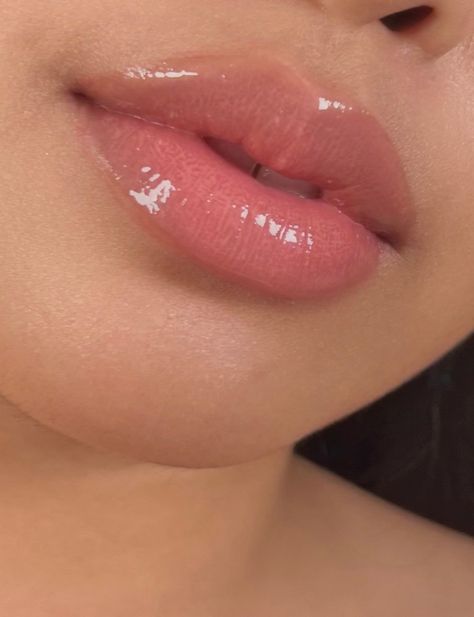 Moisturized Lips Aesthetic, Natural Makeup Lips, Pretty Lips Natural, Big Glossy Lips, Pretty Lips Aesthetic, Lip Gloss On Lips, Perfect Lips Natural, Full Lips Aesthetic, Lip Makeup Natural