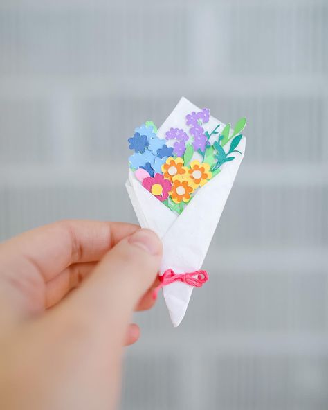 Paper flowers bouquet, DIY, Cricut, crafts, craft, mini craft, flowers, bouquet, colorful craft, easy, simple, fun idea Rose Flowers Drawing, Decoration Craft Ideas, Paper Bouquet Diy, Pot Drawing, Origami Flower Bouquet, Bouquet Colorful, Paper Flower Centerpieces, Fake Flower Bouquet, Paper Flower Arrangements