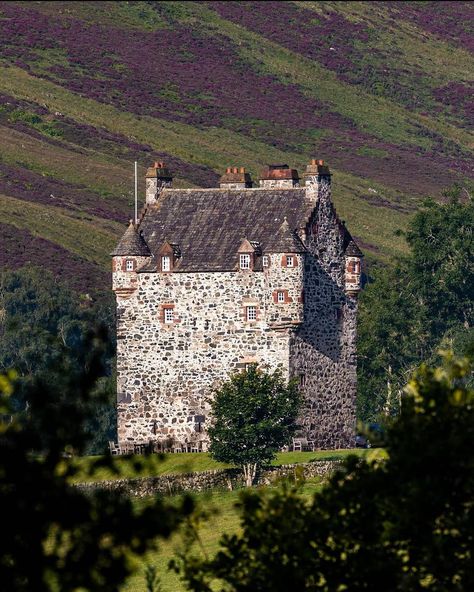 Scotland Shots 🏴󠁧󠁢󠁳󠁣󠁴󠁿 on Instagram: “🏴󠁧󠁢󠁳󠁣󠁴󠁿 are proud to present our Scotland loves of the day! •••••••••••••••••••••••••••••••••••••••••••••• 🏅ARTIST @danchristie_24…” Medieval Castles, Three Hearts, Scottish Castles, Beautiful Castles, Medieval Castle, Travel Trip, Tower Bridge, Big Ben, Monument Valley