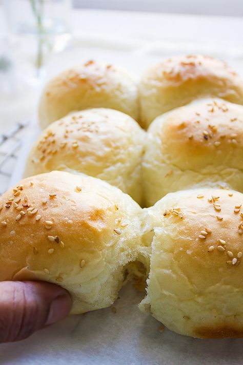 pillow soft dinner rolls 6 Quick Bread Rolls, How To Make Bagels, Soft Dinner Rolls, Vegan Bakes, Soft Rolls, Homemade Dinner Rolls, Dinner Rolls Recipe, Pasta Dinners, Delicious Bread