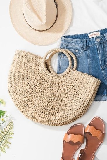 Summer Flatlay, Flat Lay Photography Fashion, Flatlay Clothes, Summer Necessities, Easy Photography Ideas, Photography Bags, Tan Leather Sandals, Flatlay Styling, Flat Lay Photography