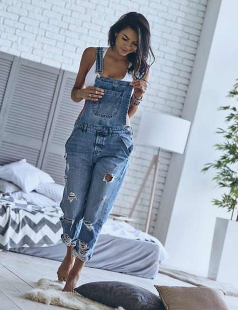 Jean Overall Outfits, Denim Overalls Outfit, Moda Denim, Overall Outfit, Overalls Outfit, Denim Outfits, Trendy Swimwear, Mode Casual, Overalls Women