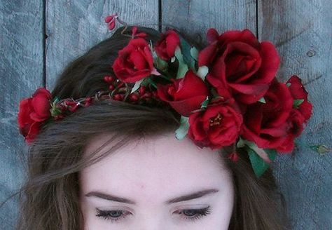 Rose Flower Crown, Flower Tiara, Rose Crown, Henna Night, Flowers In Her Hair, Boda Mexicana, Floral Crowns, Red Rose Flower, Bridal Crown