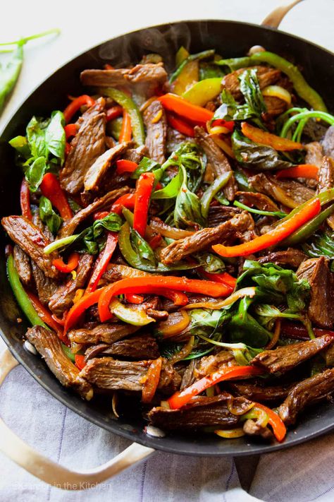 Essen, Basil Beef Stir Fry, Thai Beef Stir Fry, Quick Stir Fry Recipes, Garden In The Kitchen, Basil Beef, Thai Basil Beef, Easy Thai Recipes, Balanced Recipes