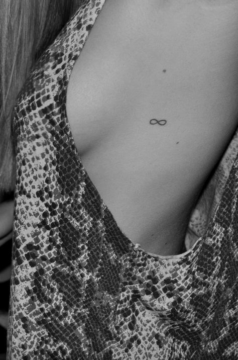 74 Of The Tiniest, Most Tasteful Tattoos Ever Petit Tattoo, Hidden Tattoos, Symbol Tattoo, Tasteful Tattoos, Tattoos Geometric, Cute Small Tattoos, Cool Small Tattoos, Ink Master, Small Tattoo Designs