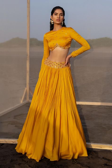 Choli Ideas, Yellow Blouse Designs, Blouse With Lehenga, Cousin Wedding, Lehenga Ideas, Pleated Lehenga, Navratri Outfits, Lengha Blouse Designs, Haldi Outfits