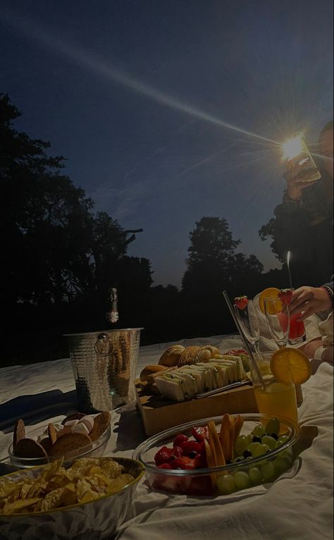 Picknick Date Romantic, Picnic Under The Stars, Summer Evening Aesthetic, Fruit Meringue, Evening Picnic, Food Sandwiches, Evening Aesthetic, Picnic Planning, Night Picnic