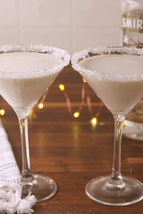 Christmas Chocolate Martini, Winter Martini Recipes Vodka, Easy Christmas Martini Recipes, Christmas Martini Recipes Vodka, Vanilla Vodka Martini, Christmas Martinis Holiday Drinks, Holiday Espresso Martini, Flavored Martini Recipes, Chocolate Martini Recipe Easy