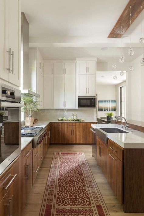 a cozy mid century modern kitchen with white upper cabinets, MDF lower ones and a retro rug for a touch of color Walnut Lowers White Uppers, Wood Kitchen Update, Slab Front Kitchen Cabinets, Kitchen Midcentury, Kitchen Walnut, Kitchen Minimal, Top Cabinets, Color Cabinet, Model Dapur