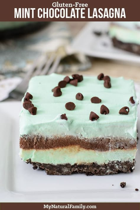 This is the best ever mint gluten-free chocolate lasagna recipe. It's so easy because you don't have to bake it and you'll love the layers of chocolate vanilla cream cookies, Cool Whip and chocolate pudding. Chocolate Lasagna Cake, Chocolate Lasagna Dessert, Lasagna Cake, Lasagna Dessert, Chocolate Lasagna Recipe, Chocolate Lasagna, Dessert Simple, Bake Desserts, Mint Chocolate Chips