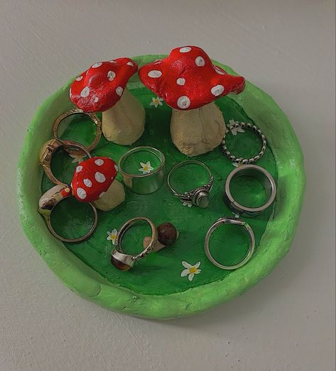 Pottery Jewerly Holders, Homemade Jewelry Holder, Clay Jewelry Tray, Mushroom Clay, Clay Jewellery Holder, Clay Dish, Easy Polymer Clay, Clay Inspo, Clay Plates