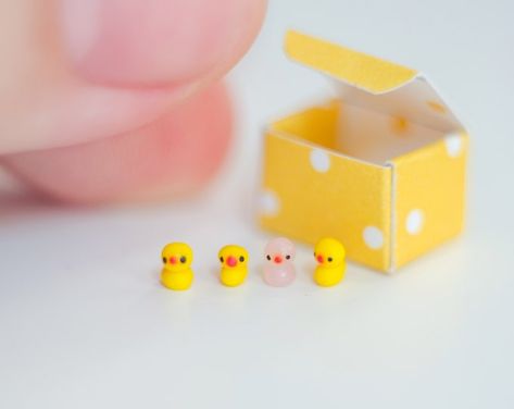 Crea Fimo, Miniature Decor, Miniature Polymer Clay, Doll Miniatures, Diy Doll Miniatures, Clay Diy Projects, Rubber Ducks, Polymer Clay Animals, Cute Polymer Clay