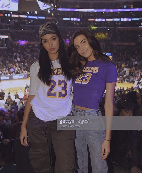 Laker Game Outfit Women, Nba Outfits For Women, Lakers Game Outfit Women, Lakers Outfit Women Style, Laker Outfit Women Style, Nba Game Outfit Woman, Nba Game Outfit, Nba Clothes, Lakers Outfit