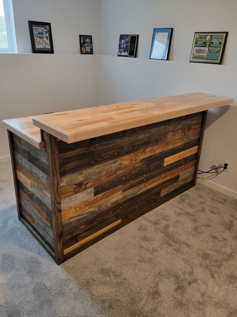 Pallet Wood Bar, Pallet Bar Plans, Build A Bar, Building A Basement, Cheap Kitchen Cabinets, Home Bar Rooms, Bar Plans, Diy Home Bar, Pallet Bar