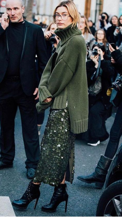 Love this casual feel to a glittery skirt #outfitideas #wintertrends #winterstyle Look Winter, London Fashion Weeks, Monochrome Outfit, Paris Mode, Looks Street Style, Street Style Trends, Fashion Weeks, Street Style Inspiration, Mode Inspo