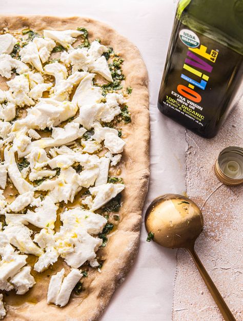 Olive Oil Pizza without Tomato Sauce - NattEats Pizza Without Tomato Sauce, Garlic Oil For Pizza, Oil Based Pizza Sauce, Garlic Oil Pizza Sauce, Garlic And Olive Oil Pizza Sauce, Olive Oil White Pizza, Pizza Recipies, Pizza Sauce Easy, Garlic Oil Recipe