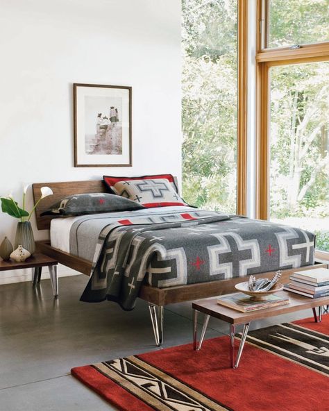 You must know these Five Distinct Design Features from the Pacific Northwest - Anita Yokota Pendleton Bedroom, Northwest Interior Design, Southwest Bedding, Masculine Bedrooms, Rustic Decorating Ideas, Pnw Home, Pacific Northwest Style, Western Comforter Sets, Pendleton Blankets