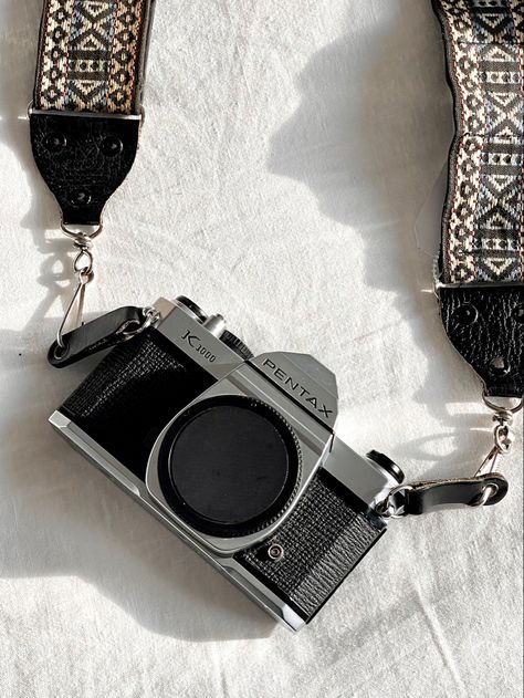 Film Camera Strap Aesthetic, Pentax Film Camera, Camera Strap Aesthetic, Vintage Film Camera Aesthetic, Vlog Camera, Pentax K1000, Pentax Camera, Vintage Film Camera, Vlogging Camera