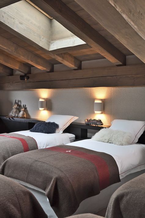 Chalet Roméo, alchimie entre art et architecture Modern Chalet Interior Design, Ski Chalet Bedroom, Modern Chalet Interior, My Like, Chalet Bedroom, Chic Chalet, Chalet Interior Design, Mountain Interiors, Modern Chalet