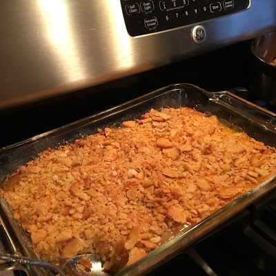 Tickle's Pineapple Casserole @keyingredient #cheese #cheddar #casserole #dessert Vidalia Onion Recipes, Ritz Chicken Casserole, Foil Bake, Onion Casserole, Pineapple Casserole, Vegetable Casserole Recipes, Baked Onions, Ritz Cracker, Weeknight Dinner Recipes Easy