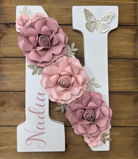 Flower Initial Diy Floral Letters, Cardboard Letters Diy Decoration, Letter Design Ideas, Letters Decoration Ideas, Floral Letters Diy, Flower Letters Diy, Letter Decoration Ideas, Letter With Flowers, Letters With Flowers