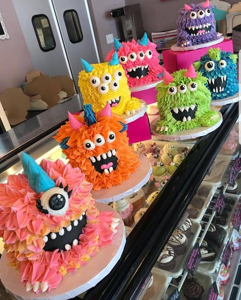 White Flower Cake Shoppe, Halloween Torte, Pasteles Halloween, Cakes Decorated, Halloween Monsters, Pastel Cupcakes, Zombie Birthday, Monster Cake, Monster Birthday Parties