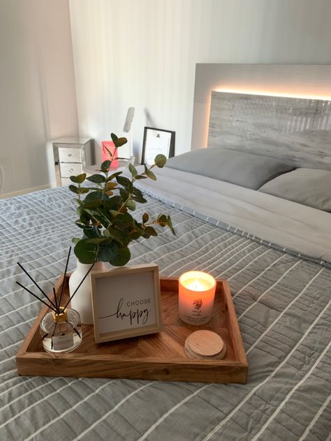 Bed Tray Decor Ideas, Bedroom Tray Decor, Bed Tray Decor, Wooden Tray Decor, Black Living Room Decor, Candle Plant, Guest Room Bed, Bed Tray, Cute Bedroom Decor