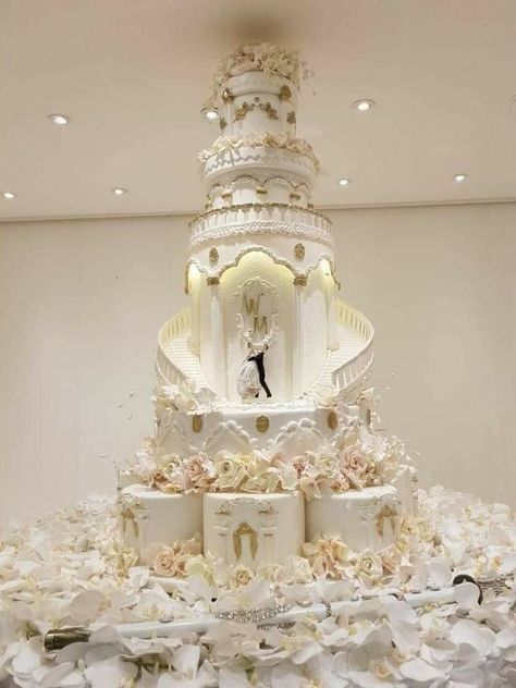 Wedding Cake Luxury, Huge Wedding Cakes, Cake Luxury, Castle Wedding Cake, Fancy Wedding Cakes, Extravagant Wedding Cakes, Huge Cake, Royal Wedding Cake, Big Wedding Cakes