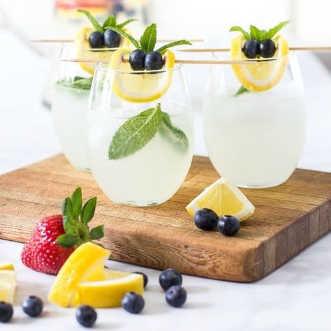 This mint lemonade spritzer recipe is a refreshing summer drink that mixes up in minutes and tastes amazing. Less than 5 calories per serving! Baby Shower Mexicano, Lemonade Spritzer, Mint Lemonade Recipe, Spritzer Recipes, Drink Garnishing, Mint Lemonade, Herbal Teas Recipes, Infused Water Recipes, Refreshing Summer Drinks