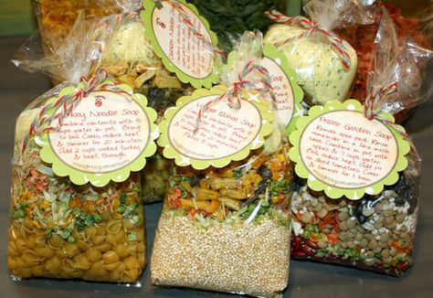 Dry Soup Mixes, Dry Soup Mix Recipes, Soup Mix In A Jar, Homemade Soup Mix, Jar Food Gifts, Mason Jar Gifts Recipes, Mason Jar Soup, Soup Gifts, Gifts From The Kitchen