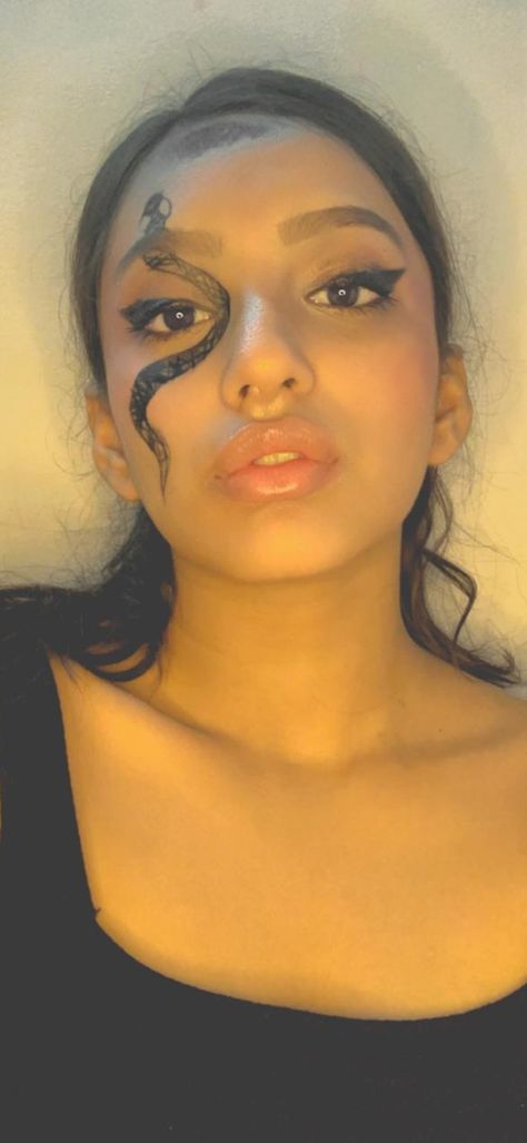 Snake Makeup Eye, Snake Eyeliner, Snake Eye Makeup, Snake Makeup Look, Jungle Makeup, Snake Makeup, Gucci Party, Snake Face, Festival Face Paint