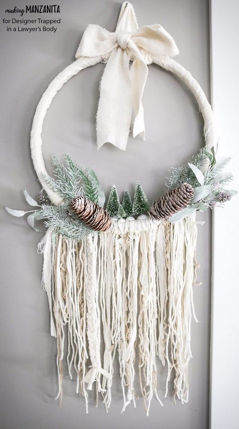 This DIY winter wreath is an easy way to add a touch of Winter beauty to your home! The Boho style of this winter wreath is so fun and different. Diy Winter Wreath, Snowman Crafts Diy, Winter Wreath Diy, Boho Christmas Decor, Holiday Wreaths Christmas, Holiday Wreaths Diy, Bohemian Christmas, Easy Diy Wreaths, Christmas Wreaths Diy Easy