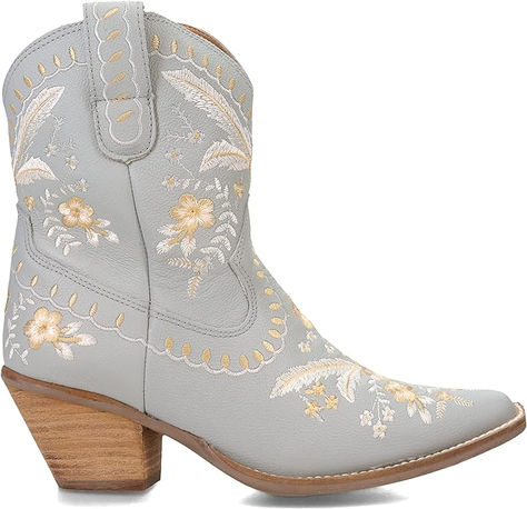 Affordable white cowboy boots! less than $40 #rodeoboots #rodeo #houstonrodeo #rodeoseason #cowboyboots Blue Cowgirl Boots, Dingo Boots, Rodeo Boots, Guess Sneakers, Trending Heels, Leather Western Boots, Cute Boots, Material Girl, Sneakers Blue