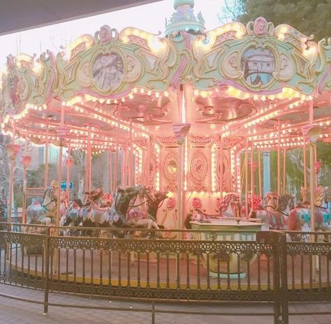 Round and round like a horse on a carousel♥️ Glitter Rosa, Baby Pink Aesthetic, Seni Dan Kraf, Pastel Pink Aesthetic, Merry Go Round, Princess Aesthetic, Pink Themes, Everything Pink, Aesthetic Images