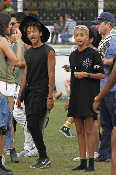 Jaden and Willow Smith Jaden And Willow Smith, Willow Smith Long Hair, Willow Smith Paparazzi, Paris Jackson And Willow Smith, Will Smith And Family, Andro Fashion, Willow And Jaden Smith, Coachella Celebrities, African American Movies