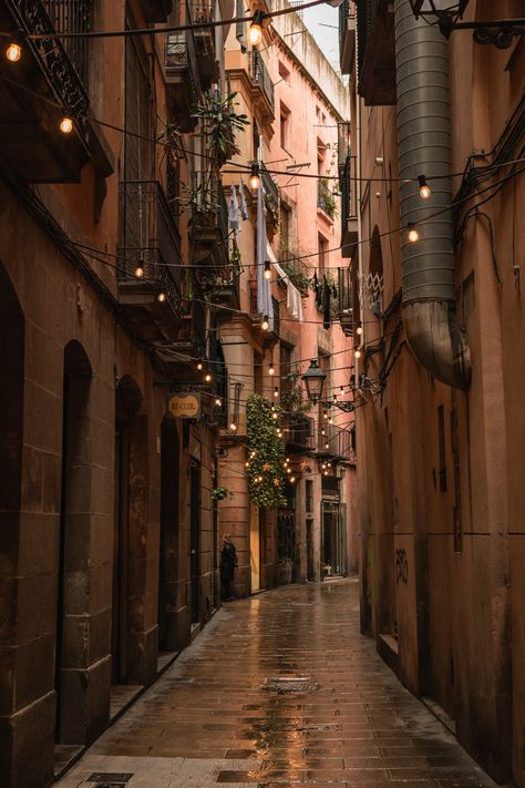 Barcelona Streets, Spain Streets, Barcelona Aesthetic, Barcelona Street, Barcelona Architecture, Barcelona Restaurants, Spain Aesthetic, Barcelona City, Barcelona Travel